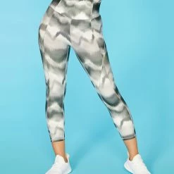 Flash Sale 🌟 Marika Black & Gray Watercolor Tony 22" High-Waist Capri Leggings - 👩 Women 🔔